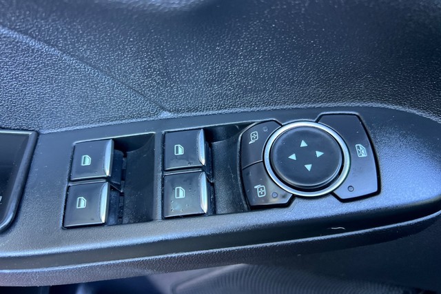 Ford Escape Vehicle Full-screen Gallery Image 10