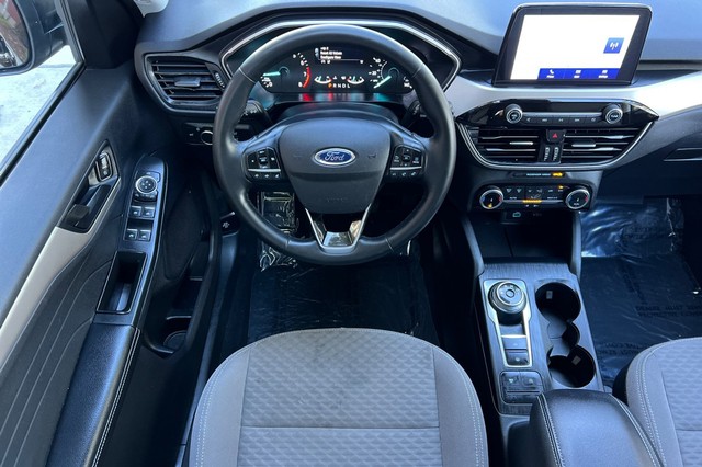 Ford Escape Vehicle Full-screen Gallery Image 15