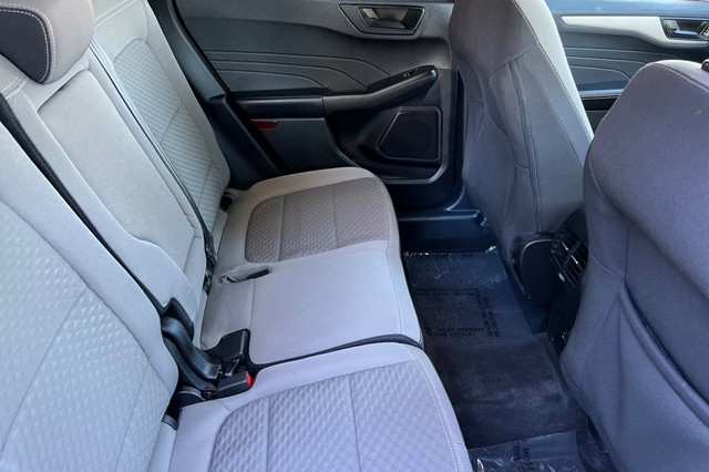 Ford Escape Vehicle Full-screen Gallery Image 17