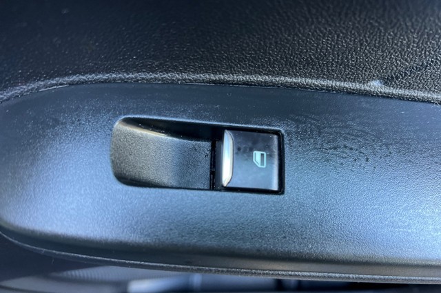 Ford Escape Vehicle Full-screen Gallery Image 20