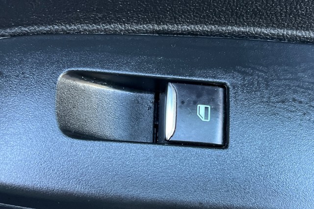 Ford Escape Vehicle Full-screen Gallery Image 21