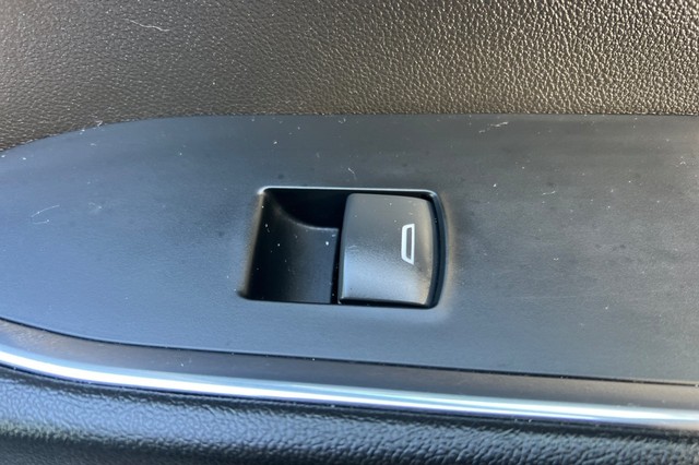 Chevrolet Silverado 1500 Vehicle Full-screen Gallery Image 19