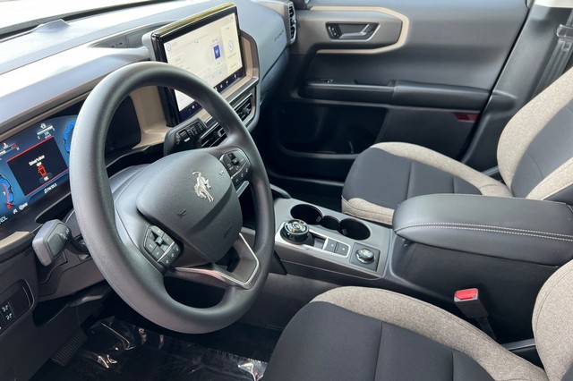 Ford Bronco Sport Vehicle Full-screen Gallery Image 09