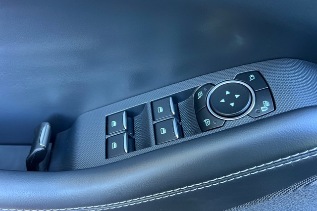 Ford Mustang Mach-E Vehicle Full-screen Gallery Image 11