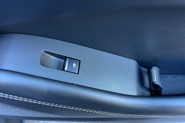 Ford Mustang Mach-E Vehicle Full-screen Gallery Image 21