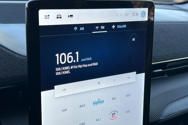 Ford Mustang Mach-E Vehicle Full-screen Gallery Image 25