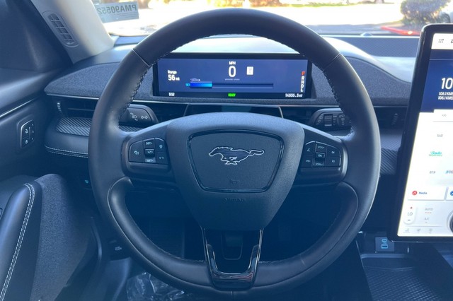 Ford Mustang Mach-E Vehicle Full-screen Gallery Image 33