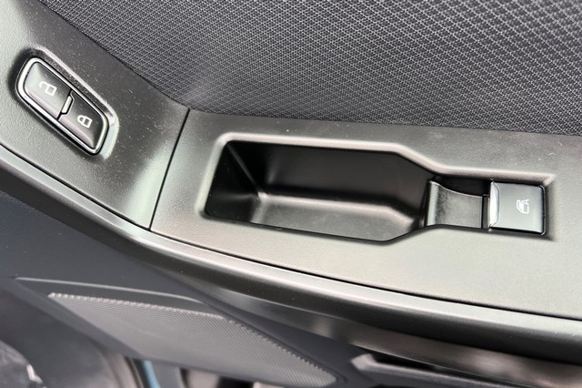 Ford F-150 Vehicle Full-screen Gallery Image 20