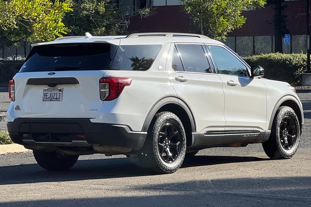 Ford Explorer Vehicle Full-screen Gallery Image 03