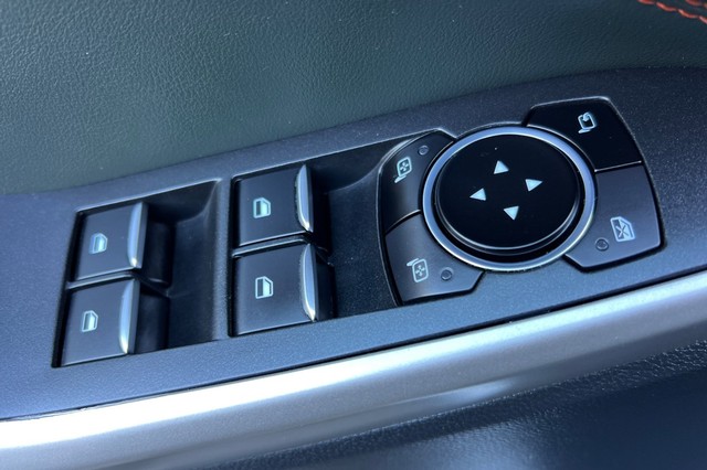 Ford Explorer Vehicle Full-screen Gallery Image 11