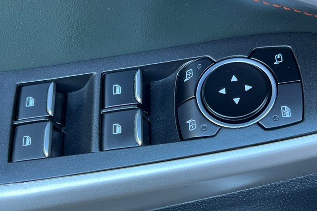 Ford Explorer Vehicle Full-screen Gallery Image 12