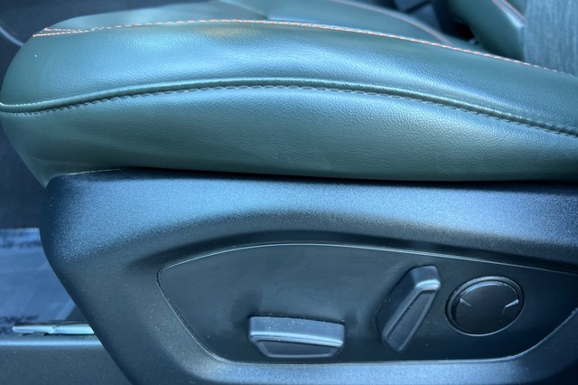 Ford Explorer Vehicle Full-screen Gallery Image 13