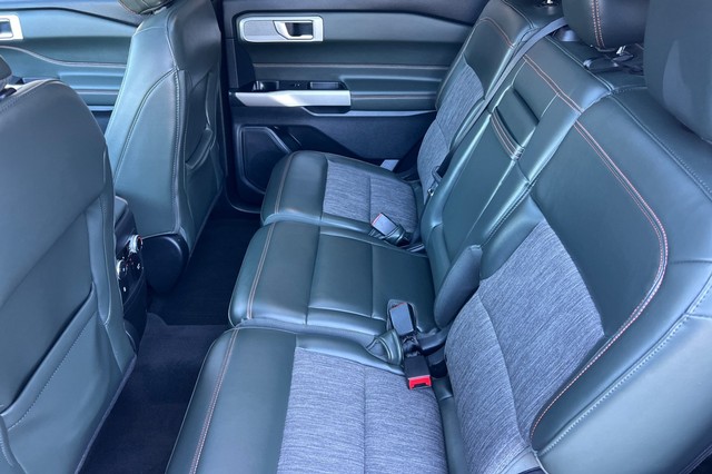 Ford Explorer Vehicle Full-screen Gallery Image 14