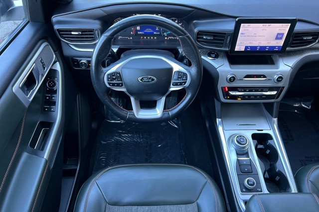 Ford Explorer Vehicle Full-screen Gallery Image 16