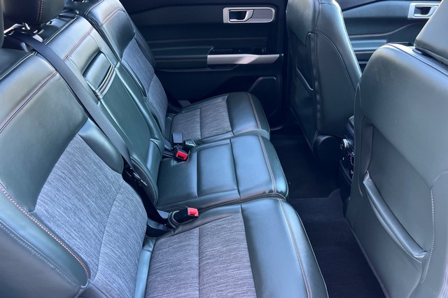 Ford Explorer Vehicle Full-screen Gallery Image 19