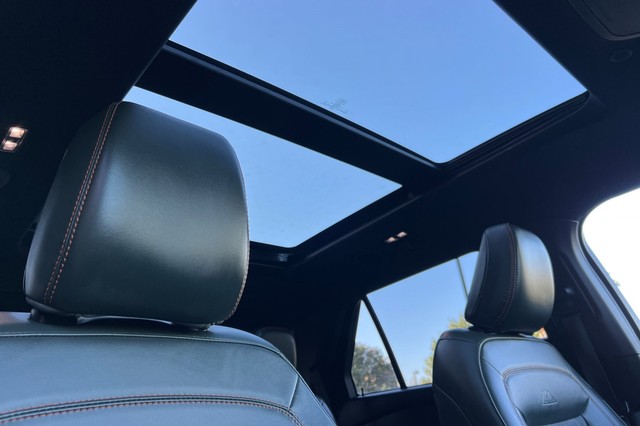 Ford Explorer Vehicle Full-screen Gallery Image 21