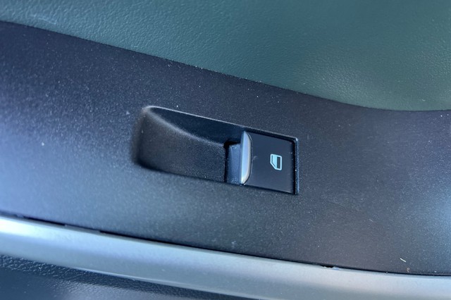 Ford Explorer Vehicle Full-screen Gallery Image 22