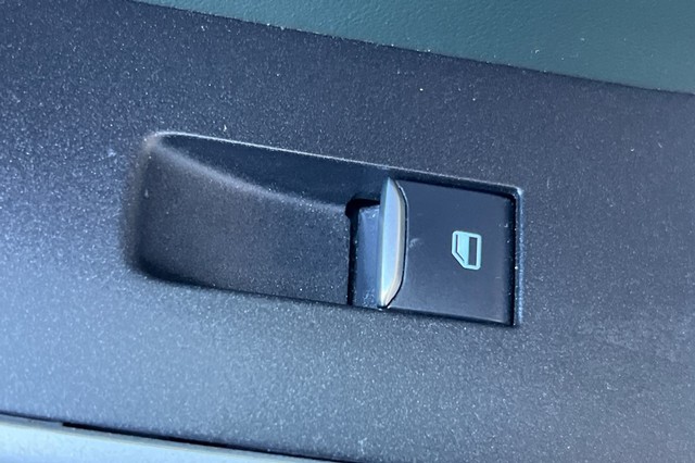 Ford Explorer Vehicle Full-screen Gallery Image 23