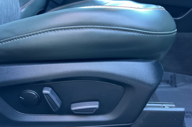 Ford Explorer Vehicle Full-screen Gallery Image 24