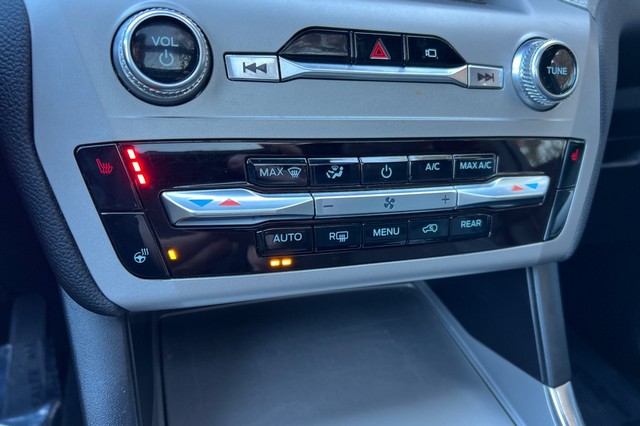 Ford Explorer Vehicle Full-screen Gallery Image 28