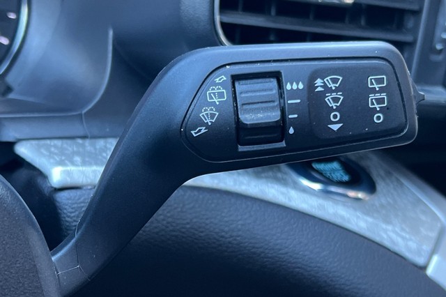 Ford Explorer Vehicle Full-screen Gallery Image 40