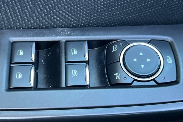 Ford F-150 Vehicle Full-screen Gallery Image 12