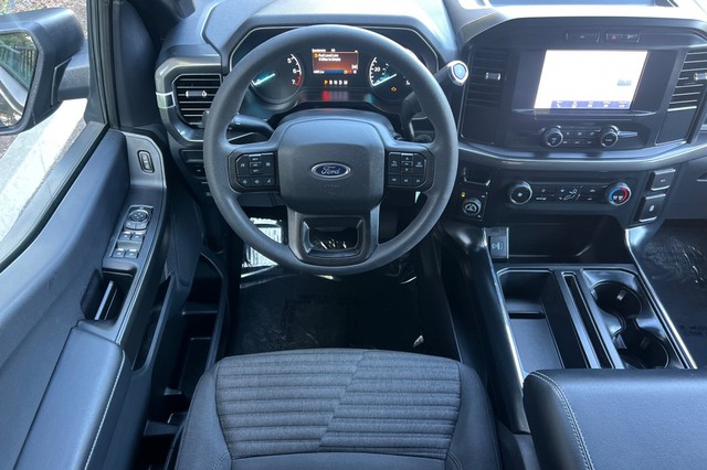 Ford F-150 Vehicle Full-screen Gallery Image 16