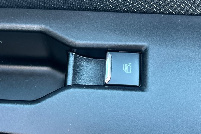 Ford F-150 Vehicle Full-screen Gallery Image 21