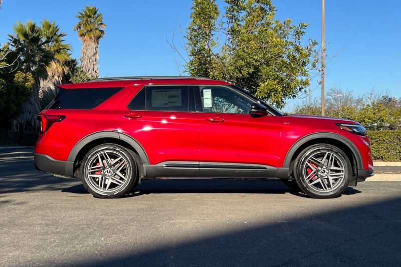 Ford Explorer Vehicle Full-screen Gallery Image 02