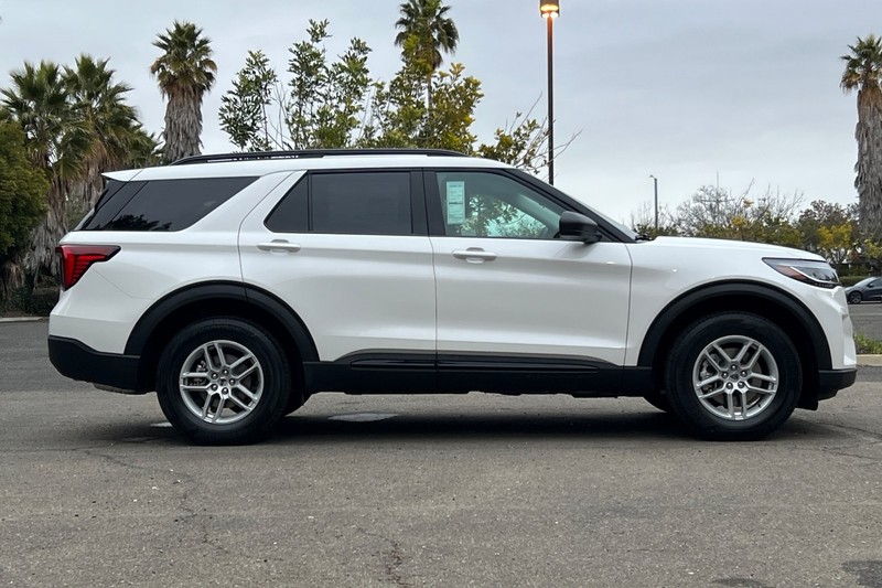 Ford Explorer Vehicle Full-screen Gallery Image 02