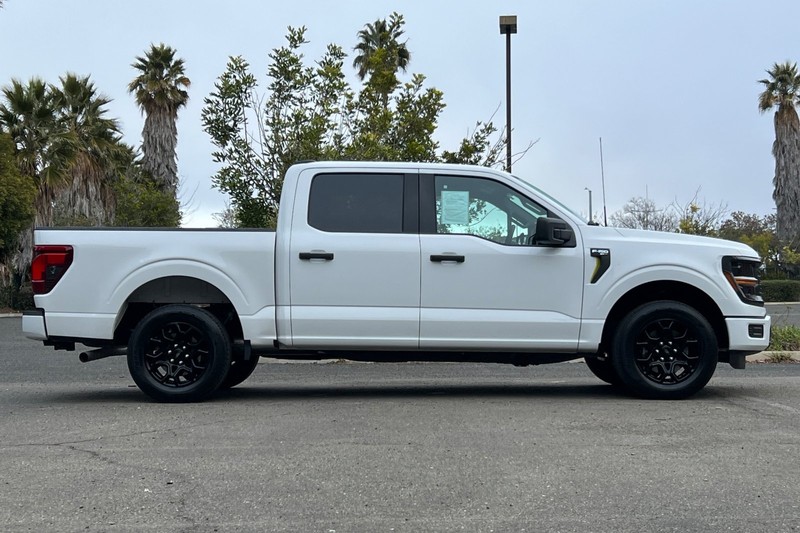 Ford F-150 Vehicle Full-screen Gallery Image 02