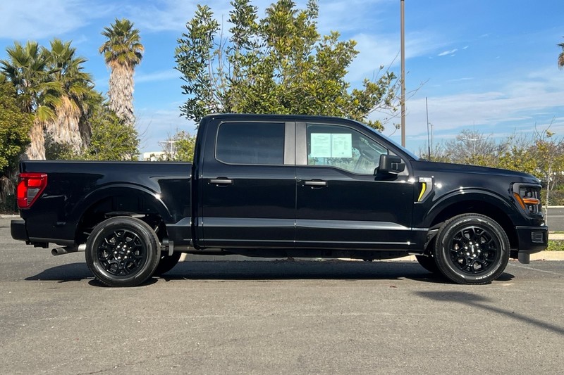 Ford F-150 Vehicle Full-screen Gallery Image 02