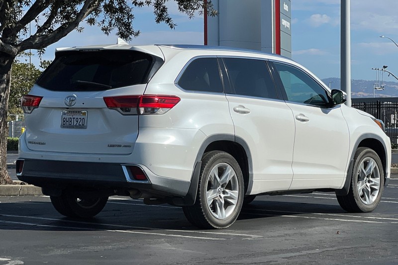 Toyota Highlander Vehicle Full-screen Gallery Image 03