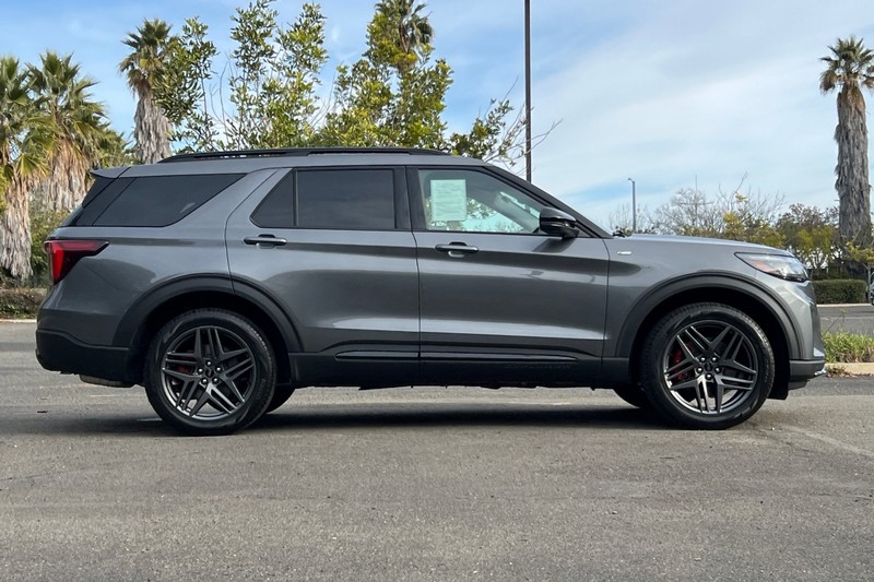 Ford Explorer Vehicle Full-screen Gallery Image 02