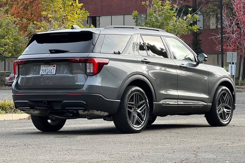 Ford Explorer Vehicle Full-screen Gallery Image 03