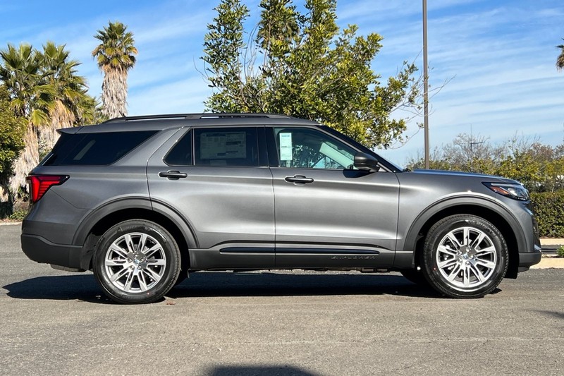 Ford Explorer Vehicle Full-screen Gallery Image 02