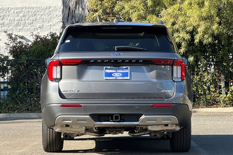 Ford Explorer Vehicle Full-screen Gallery Image 04