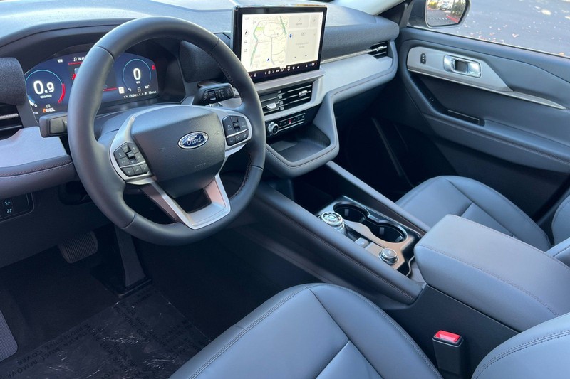 Ford Explorer Vehicle Full-screen Gallery Image 09