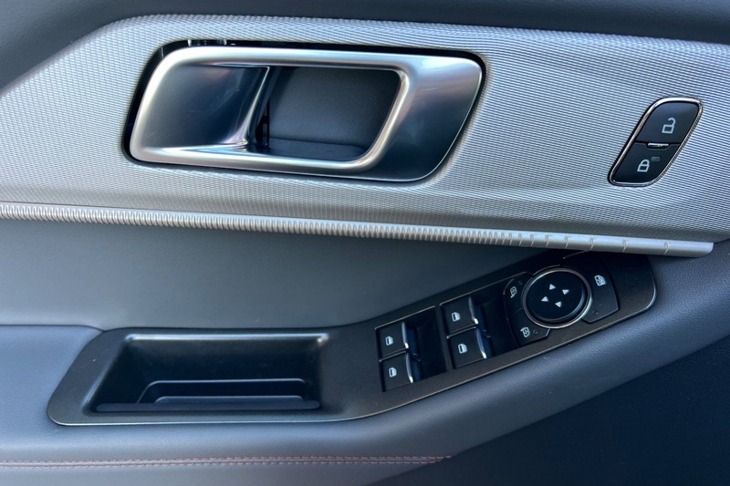 Ford Explorer Vehicle Full-screen Gallery Image 10