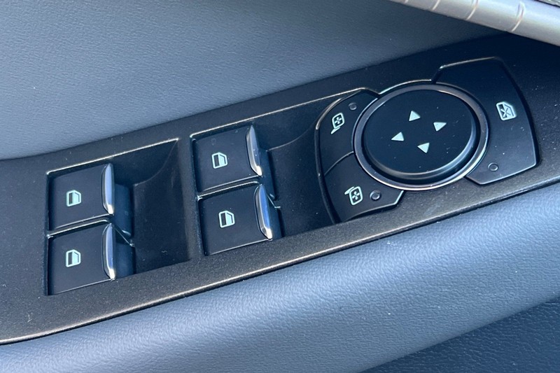 Ford Explorer Vehicle Full-screen Gallery Image 11