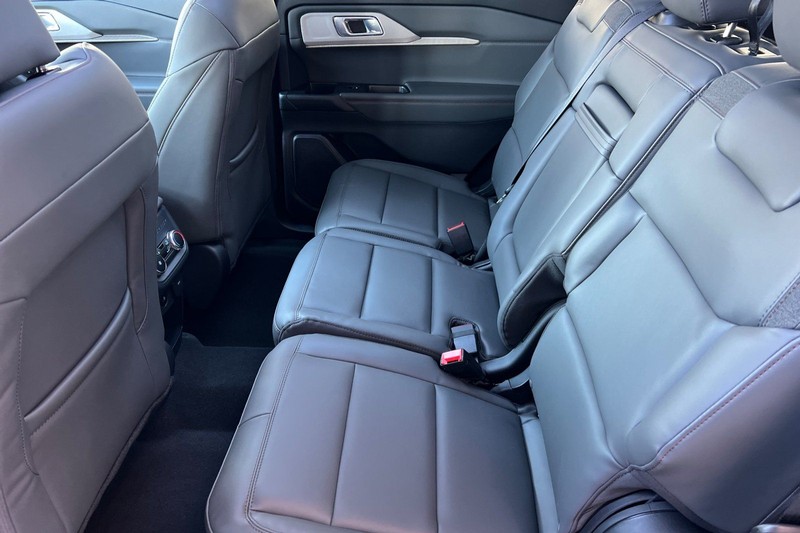 Ford Explorer Vehicle Full-screen Gallery Image 12