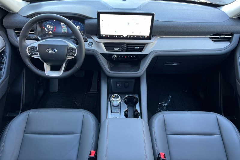 Ford Explorer Vehicle Full-screen Gallery Image 13