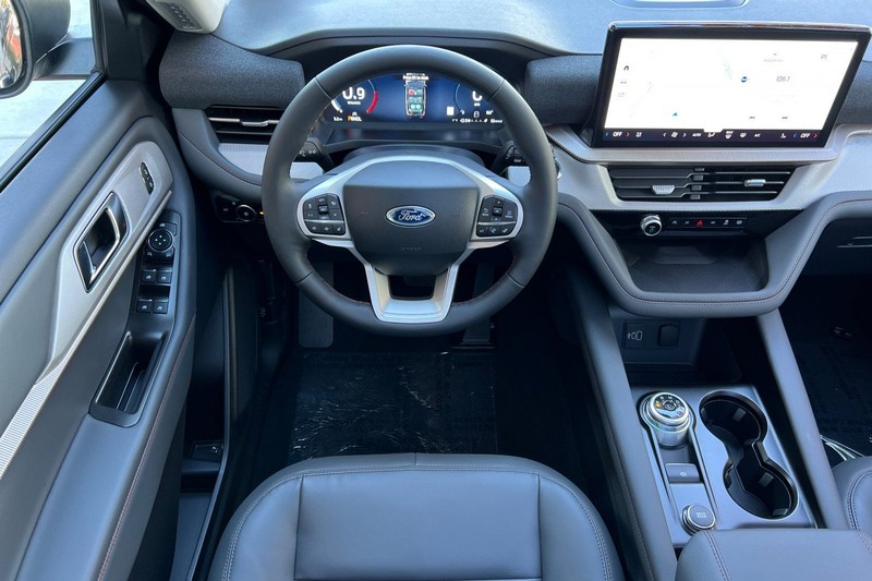 Ford Explorer Vehicle Full-screen Gallery Image 14