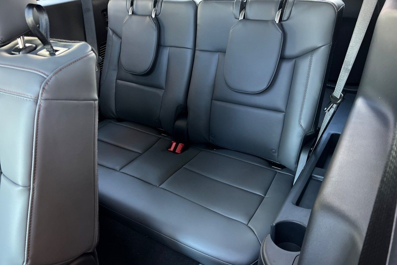 Ford Explorer Vehicle Full-screen Gallery Image 15