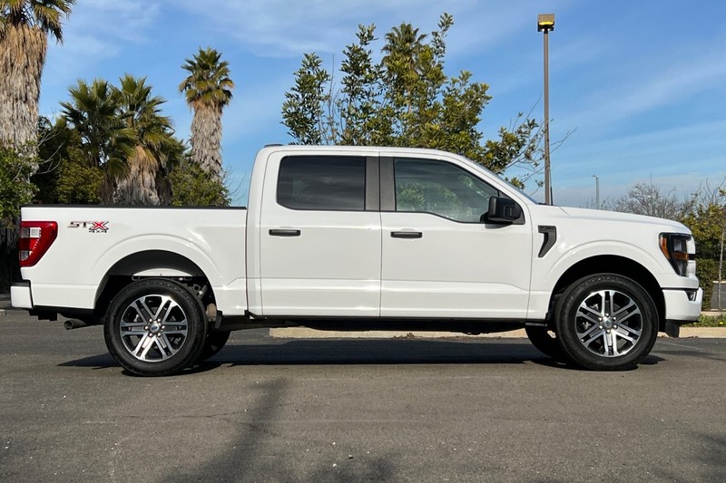 Ford F-150 Vehicle Full-screen Gallery Image 02