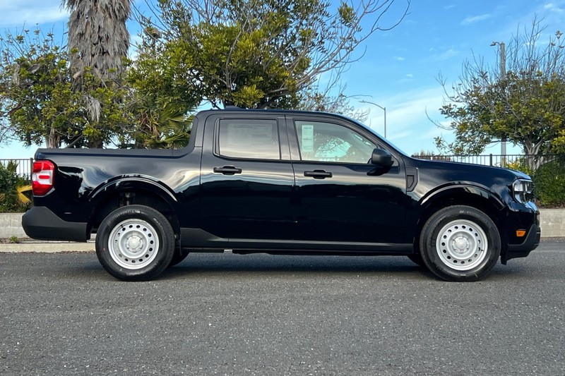 Ford Maverick Vehicle Full-screen Gallery Image 02