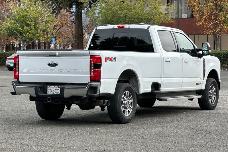Ford F-250SD Vehicle Full-screen Gallery Image 03