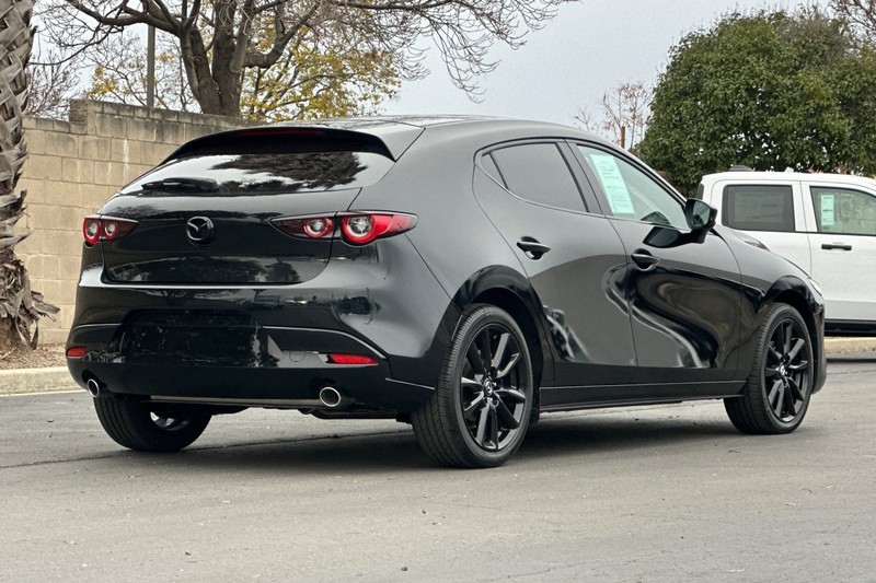 Mazda Mazda3 Vehicle Full-screen Gallery Image 03