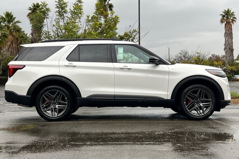 Ford Explorer Vehicle Full-screen Gallery Image 02