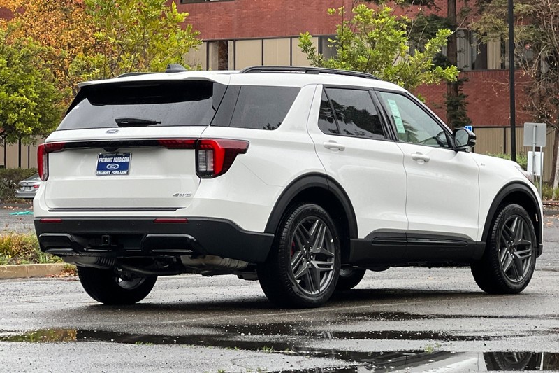 Ford Explorer Vehicle Full-screen Gallery Image 03